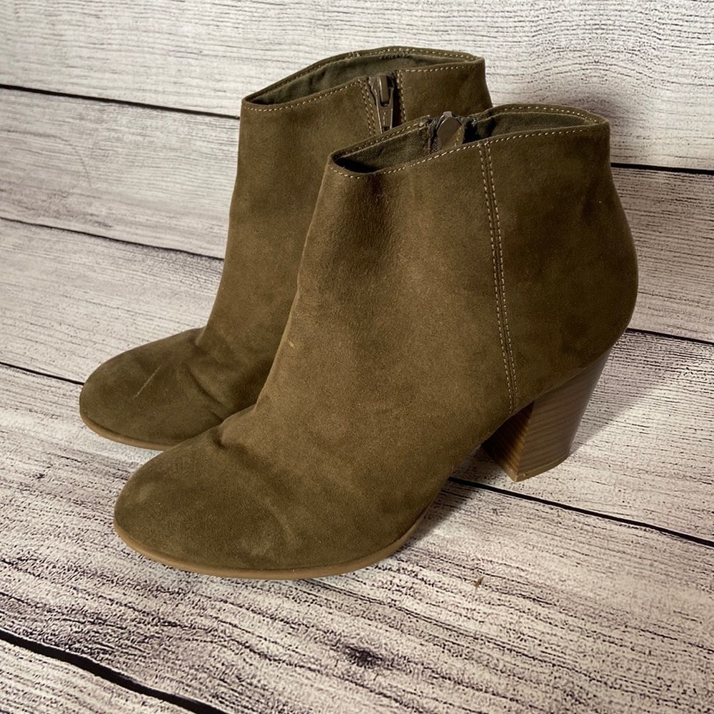 Old Navy olive green heeled ankle boots size 9